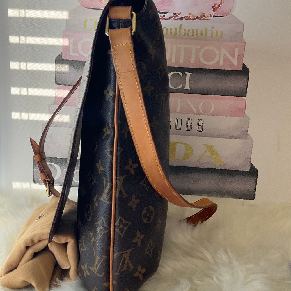 Authentic Louis Vuitton Louis Monogram Canvas Musette Salsa GM Bag - Picture 4 of 13
